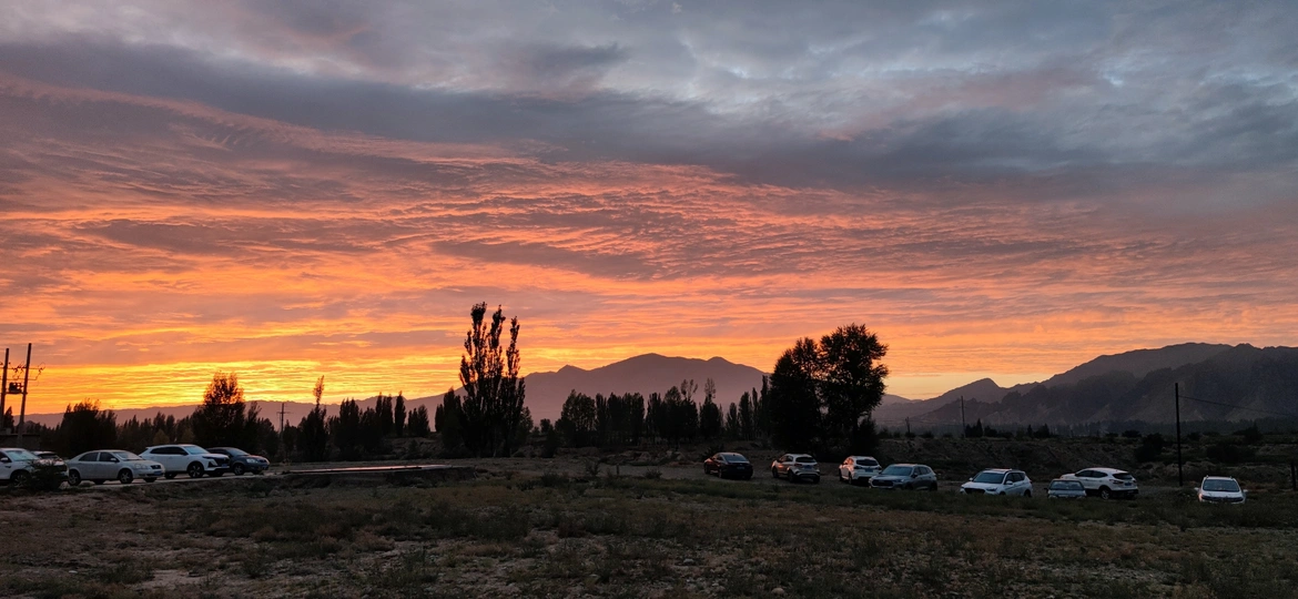 夕阳西下 山后停车场停满了车。