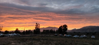 夕阳西下 山后停车场停满了车。