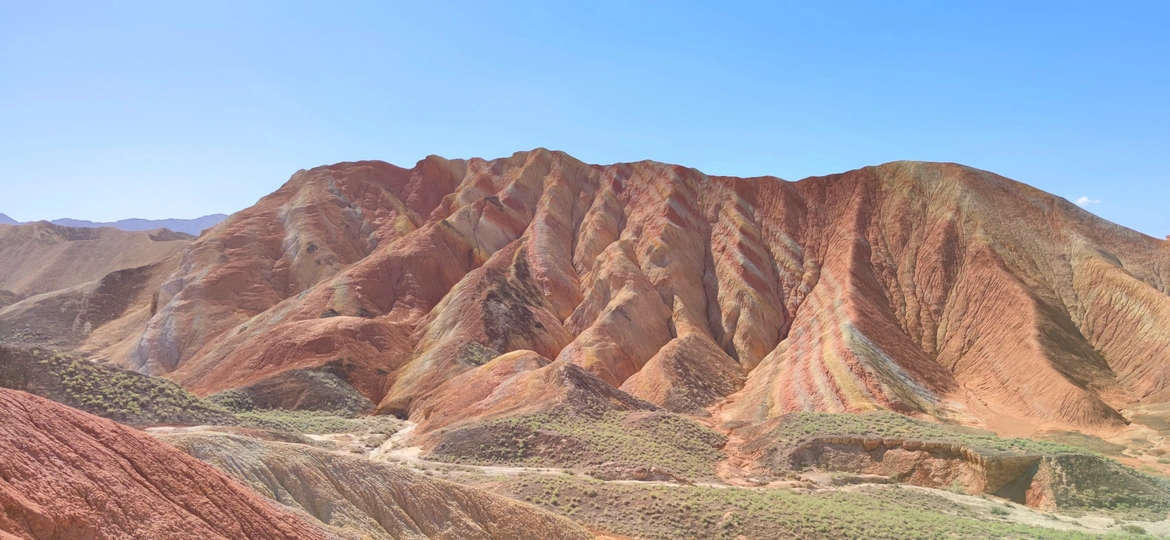 多彩的山丘和不同颜色的沙漠