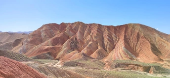 多彩的山丘和不同颜色的沙漠