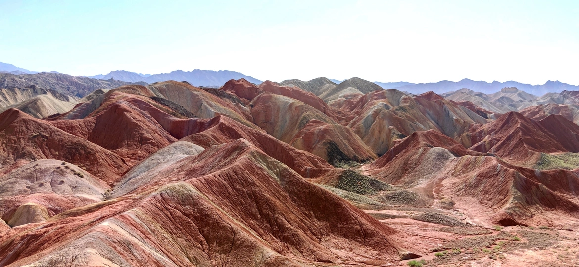 智利的阿塔卡马沙漠中五彩斑斓的山丘和山脉的景观。