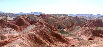 智利的阿塔卡马沙漠中五彩斑斓的山丘和山脉的景观。