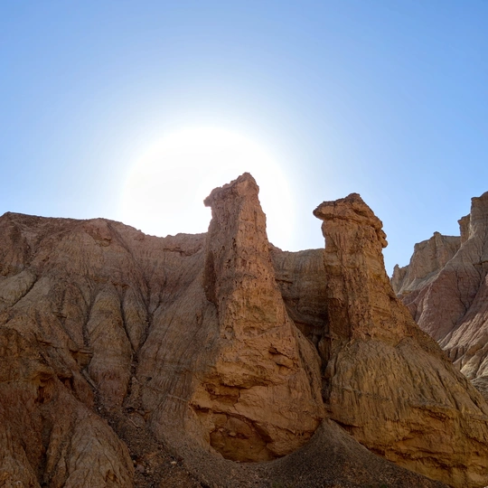 沙漠上有一片岩石 太阳在天空中照耀。