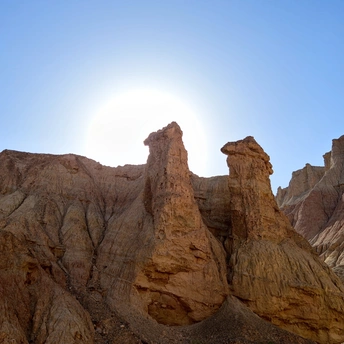 沙漠上有一片岩石 太阳在天空中照耀。