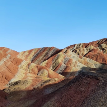 沙漠景观中五彩斑斓的岩石和丘陵