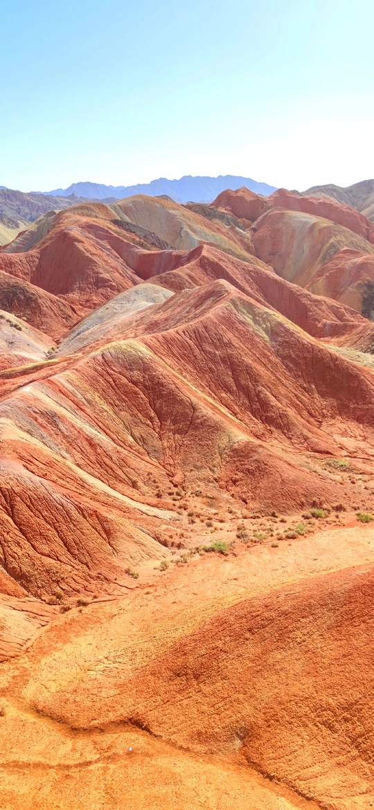 沙漠中的一片多彩山丘和山脉景观