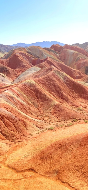 沙漠中的一片多彩山丘和山脉景观
