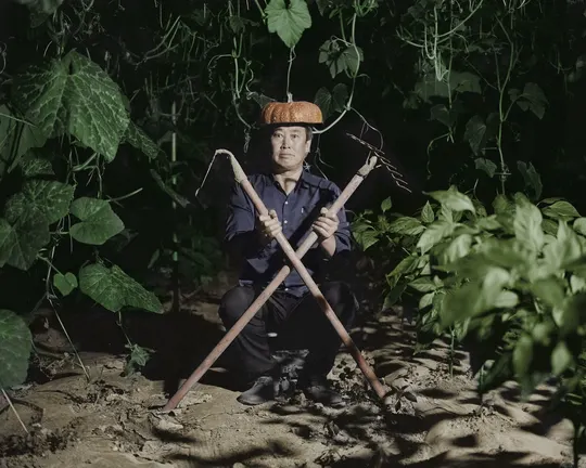 丛林中持矛男子