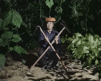 丛林中持矛男子