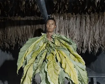 站在水边的一个男人