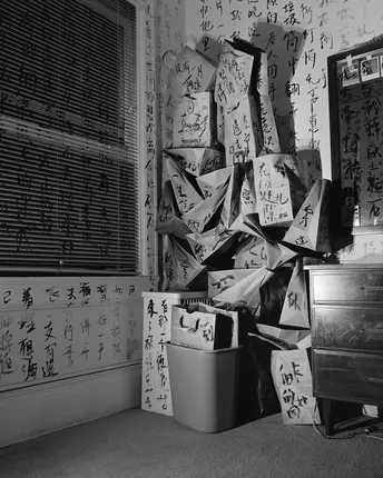 一个有墙上的文件和梳妆台的书房