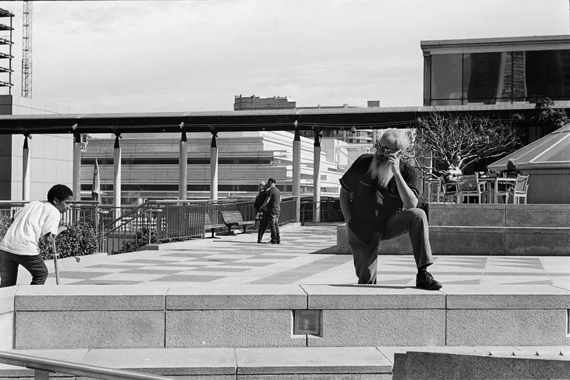 一个坐在楼梯上的男人和一个坐在另一边楼梯上的人