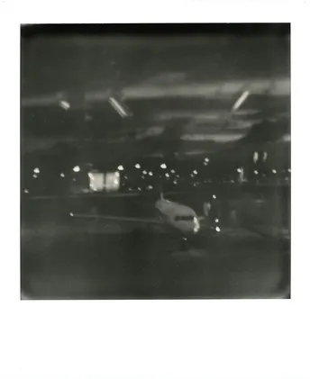 一张黑白照片 夜晚的机场 汽车和飞机