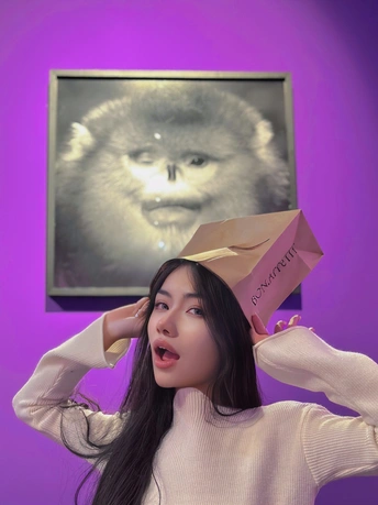 一个戴粉红色帽子的年轻女子头戴猴子图片