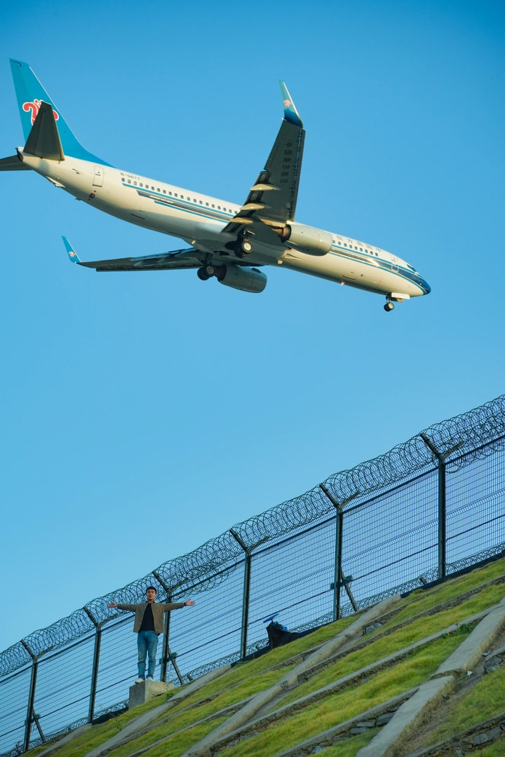 飞机飞过天空