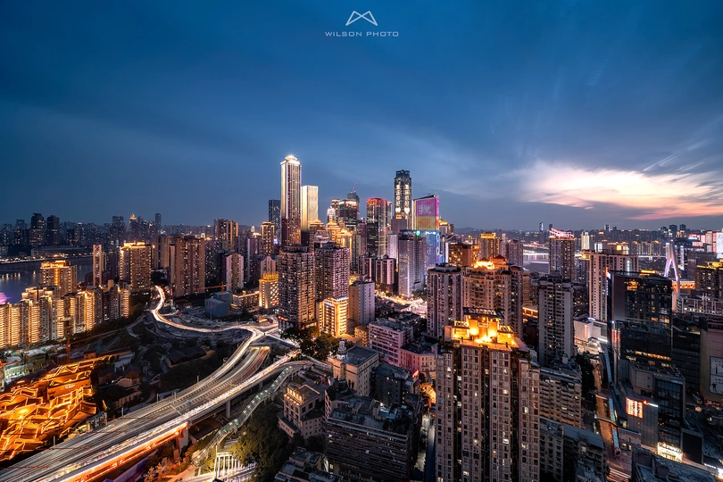 夜晚的城市 天际线被点亮了。