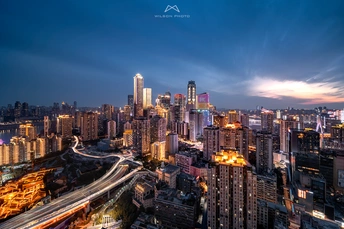 夜晚的城市 天际线被点亮了。