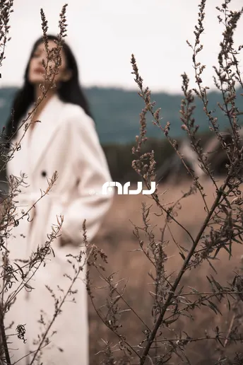 一位穿着白大褂的女士站在田野中