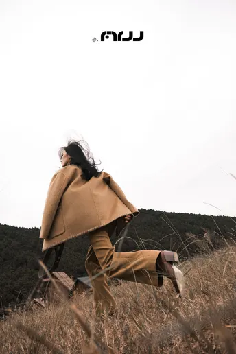 一个妇女在田野中行走