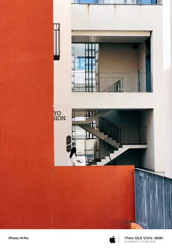 一栋带红色墙壁和楼梯的建筑