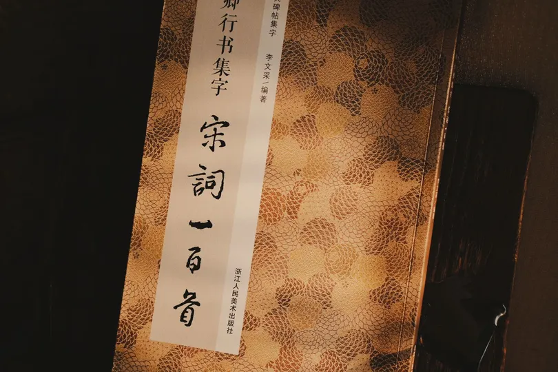 门上有一个标志