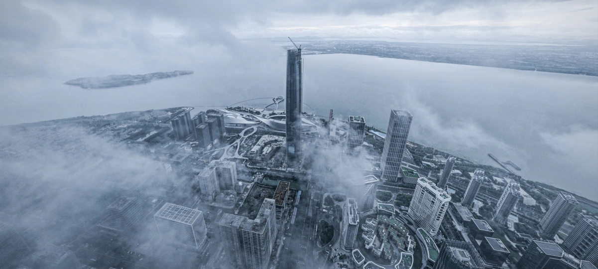 从高空俯瞰城市中的一栋高楼的顶部照片