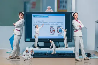 桌子上的电脑显示器 键盘上有站立着的人的塑料 figurine。