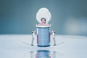 一个在水桶里的女人