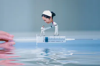 一个小男孩和一个小人儿在水里
