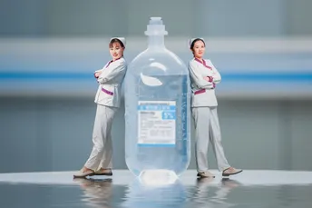 一个男子和一个女子站在一瓶大水旁边