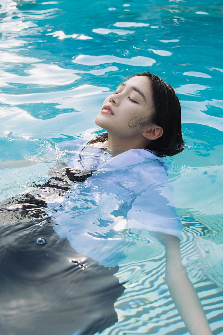 夏日的泳池