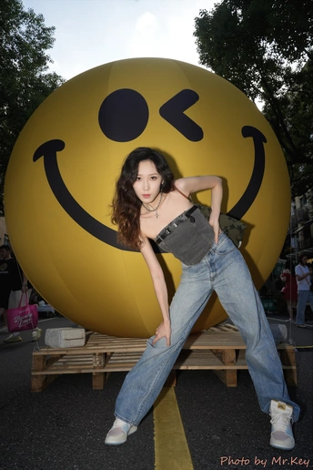 一位年轻女子脸上带着大大的微笑