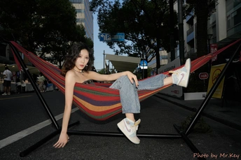 一个女孩在人行道上的一把吊床