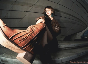 一位女士带着手提包和鞋子在楼梯上