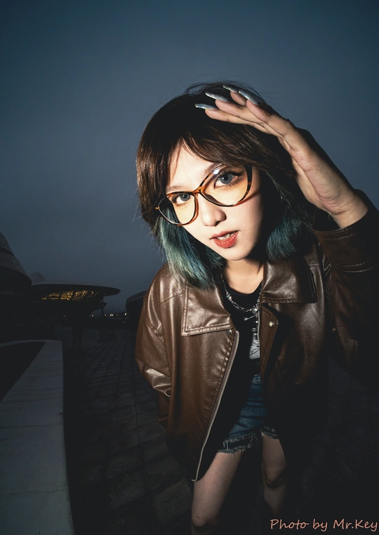 一位戴眼镜的绿发年轻女子