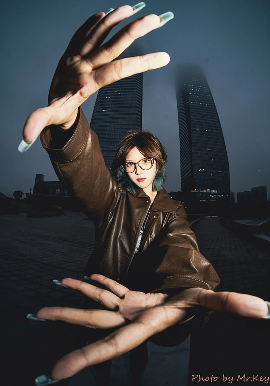 举起双手的女性