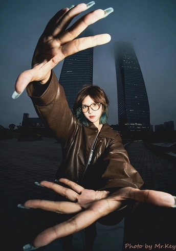 举起双手的女性