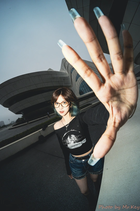 戴眼镜的年轻女子伸出手