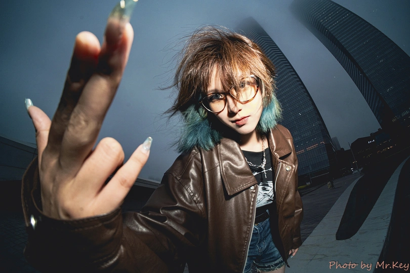 戴眼镜的年轻女子举手示意