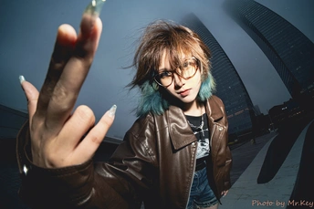 戴眼镜的年轻女子举手示意