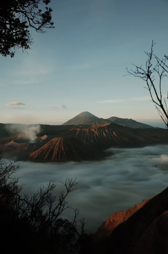 火山笼罩在云海和雾中