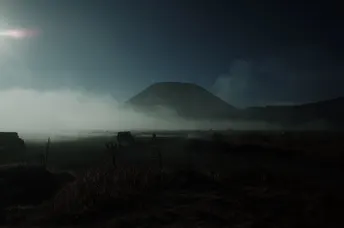 太阳穿过雾气 当月亮升起在山顶之上