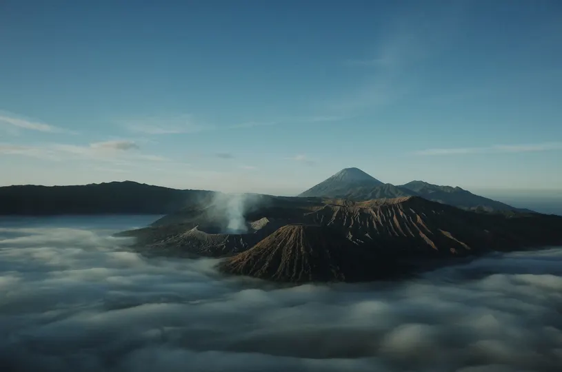 云海中的火山