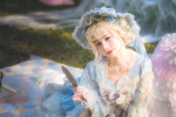 一位穿着白色连衣裙的女性拿着一把蓝色刀。