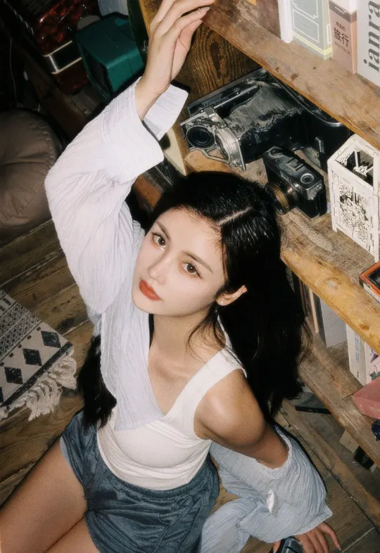 一位年轻女子坐在桌子前地板上