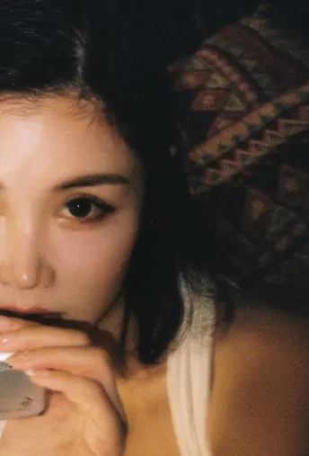 一位年轻女子手里拿着遥控器在刷牙