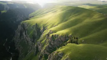 远处的绿色山丘和山脉的景观