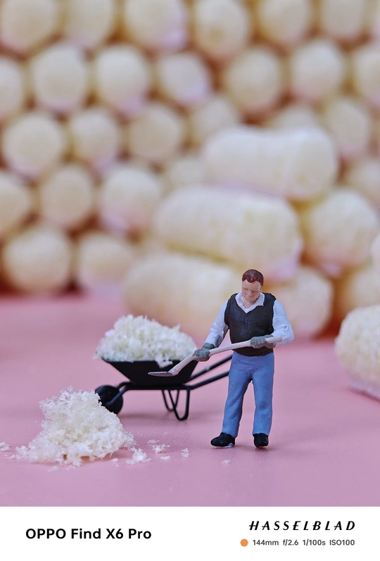 一个推动独轮车的男人小人