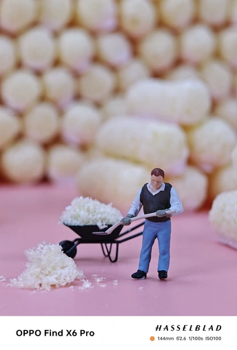 一个推动独轮车的男人小人