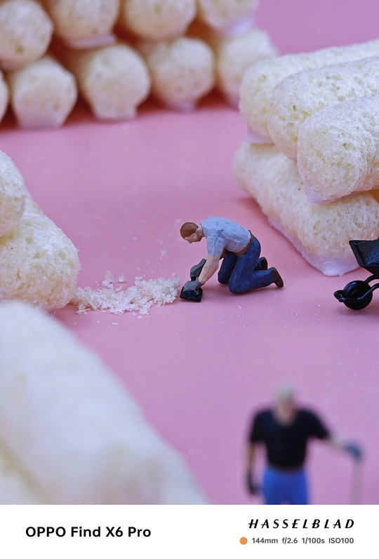 缩小版的人偶和食物